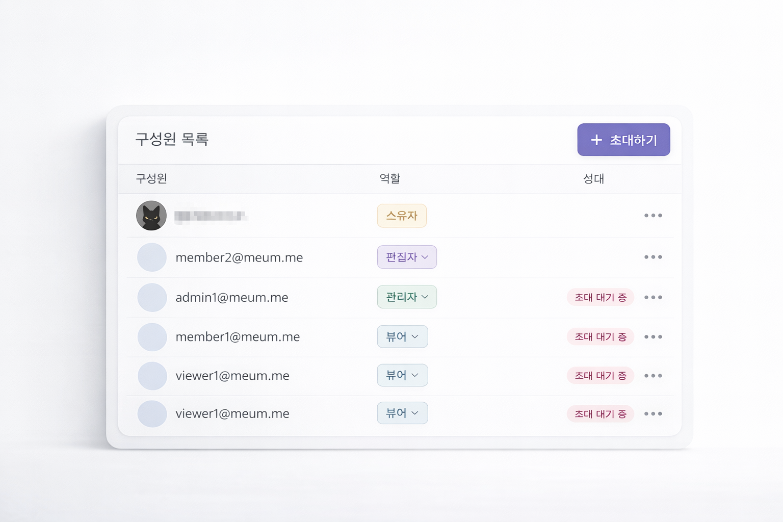 전시 준비를 동료와 나눕니다.